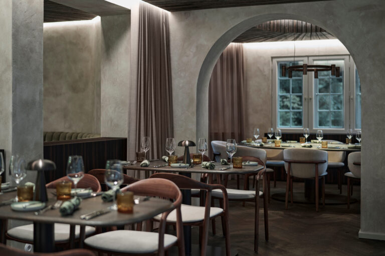 Elegantes Restaurantinterieur mit Holztischen, St&uuml;hlen und sanfter Beleuchtung, umrahmt von einem gew&ouml;lbten Durchgang.
