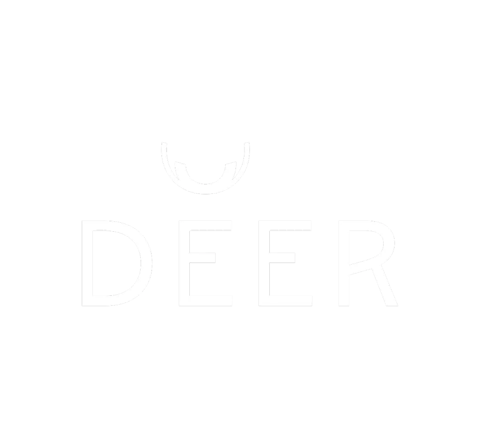 Logo mit dem Schriftzug &bdquo;DEER&ldquo; in gro&szlig;er, klarer Schrift, erg&auml;nzt durch ein stilisiertes Geweih dar&uuml;ber.